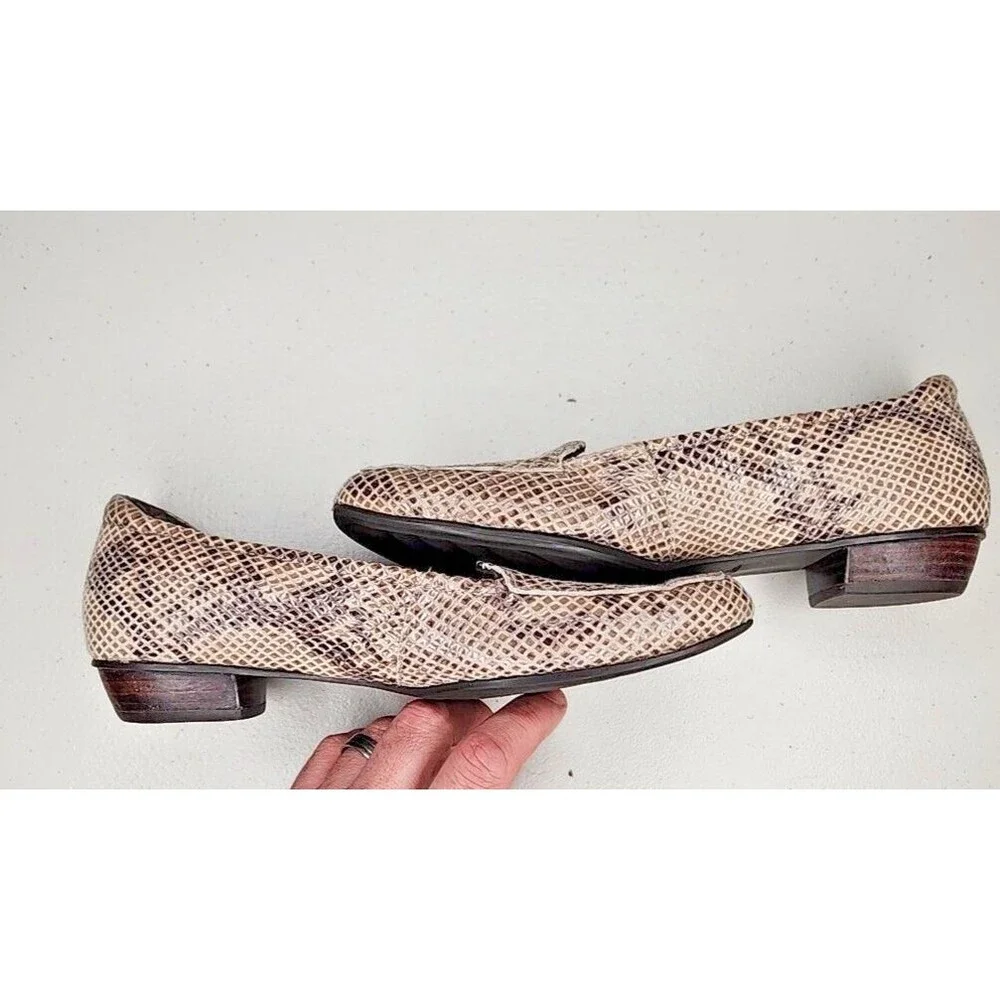 Clarks Artisan Brown Faux Snakeskin Leather Loafers Flats Slip Ons Size US 8 EUC